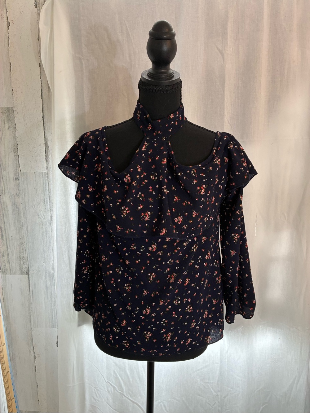 Free Kisses Navy Floral Cold-Shoulder Blouse Womens junior sz M